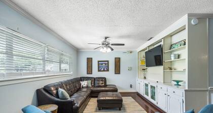 Entire Family Home with Projector & Pet-Friendly - sleeps 20