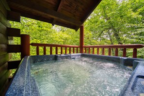Indoor spa tub - Mountain Laurel (Sevierville)
