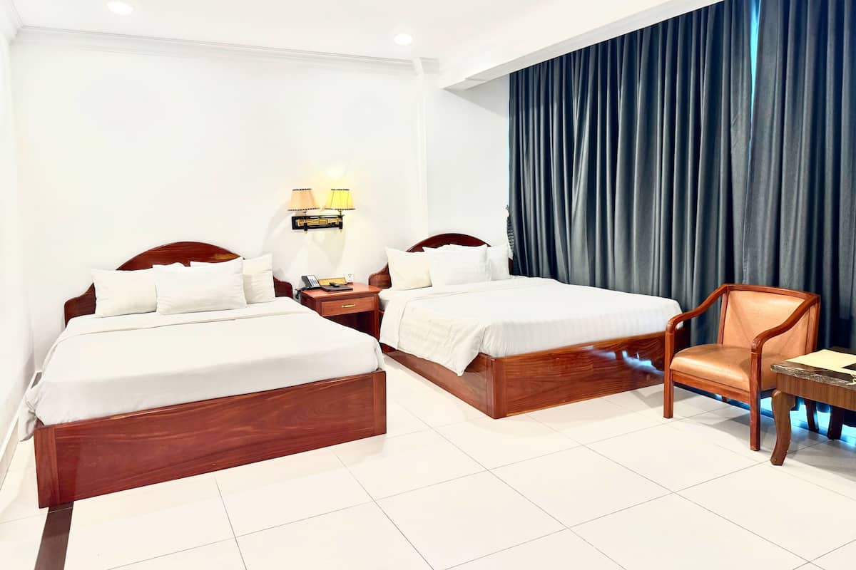 Dobbelt- eller tomannsrom – familie, 1 soverom, byutsikt | Allergitestet sengetøy, minibar, safe på rommet og lydisolert