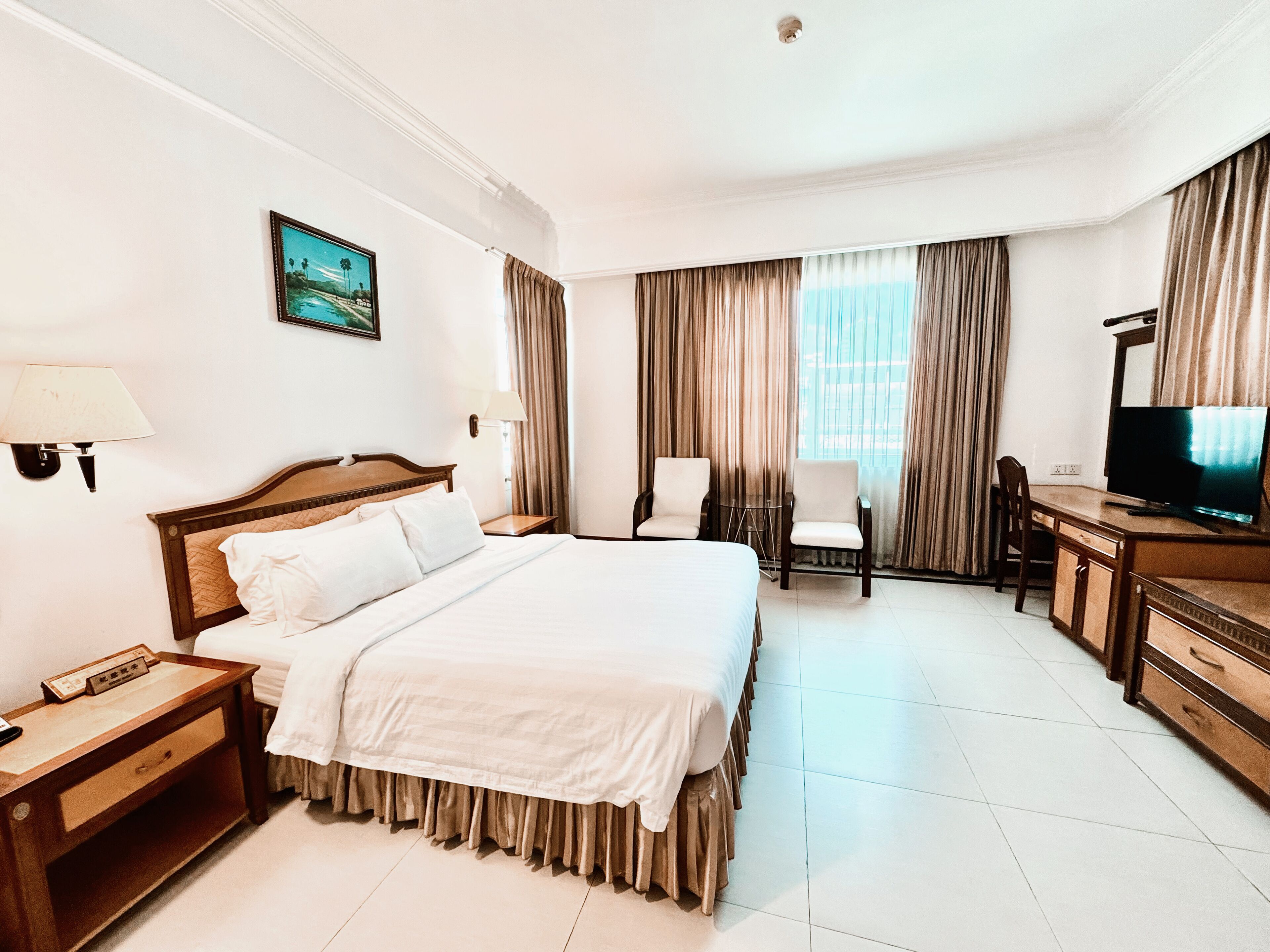 Dobbeltrom – junior, 1 queensize-seng, byutsikt | Allergitestet sengetøy, minibar, safe på rommet og lydisolert