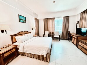 Junior tweepersoonskamer, 1 queensize bed, uitzicht op de stad | Hypoallergeen beddengoed, een minibar, een kluis op de kamer