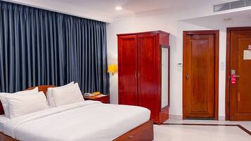 Deluxe dubbelrum | Allergitestade sängkläder, minibar och värdeförvaringsskåp på rummet