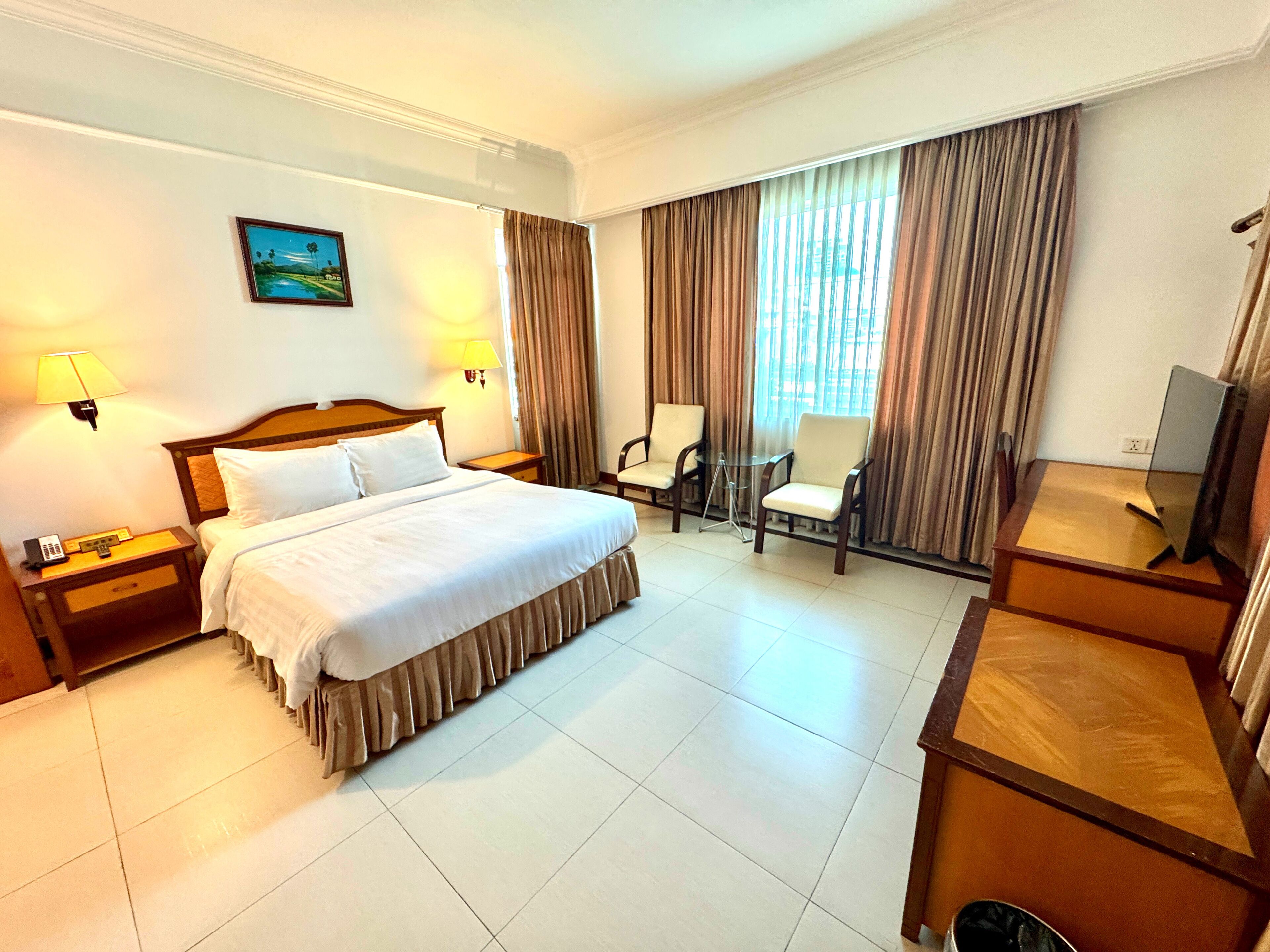 Habitación junior doble, 1 cama de matrimonio, vistas a la ciudad | Ropa de cama hipoalergénica, minibar, caja fuerte