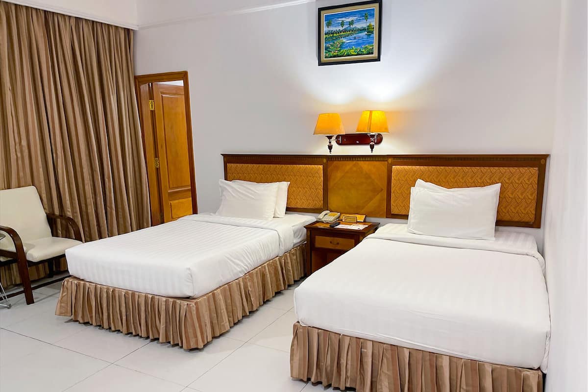 Hypo-allergenic bedding, minibar, in-room safe, soundproofing