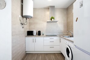 Kjøleskap, mikrobølgeovn, kokeplater og kaffetrakter/tekoker