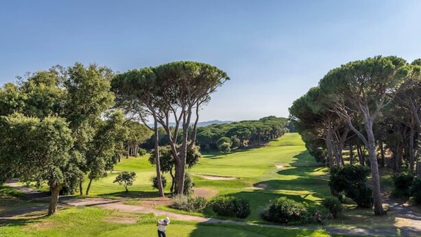 A golf course with trees, a clear sky, and a golfer in the distance. - Villa 'Rez De Jardin Dans' with Private Pool, Private Terrace and Wi-Fi (Saint-Raphaël)