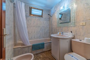 Een haardroger, handdoeken, zeep, shampoo