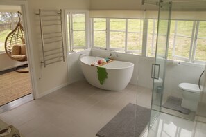 Towels, soap, shampoo, toilet paper - Lovely farm stay in the northern Granite Belt.  8 minutes from wineries. (Dalveen)