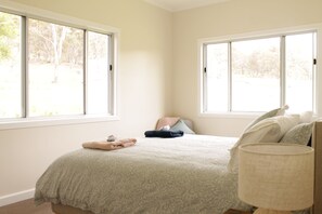 3 bedrooms, iron/ironing board, bed sheets - Lovely farm stay in the northern Granite Belt.  8 minutes from wineries. (Dalveen)