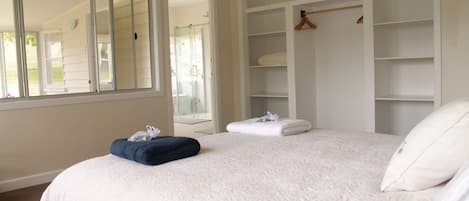 3 bedrooms, iron/ironing board, bed sheets