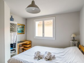 2 slaapkamers, een strijkplank/strijkijzer, beddengoed