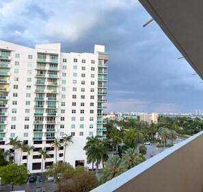 Room - Bella Vista - Water Views Pool and Parking (North Bay Village)