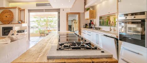 Fridge, oven, dishwasher, coffee/tea maker