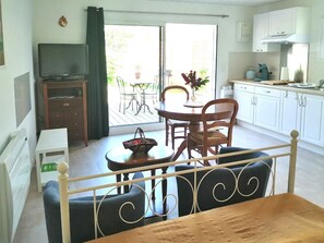 TV - Cozy Studio with Private Terrace, Near Beach & Town Center (Saint-Jean-de-Monts)