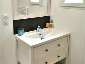 Bathroom - Cozy Studio with Private Terrace, Near Beach & Town Center (Saint-Jean-de-Monts)