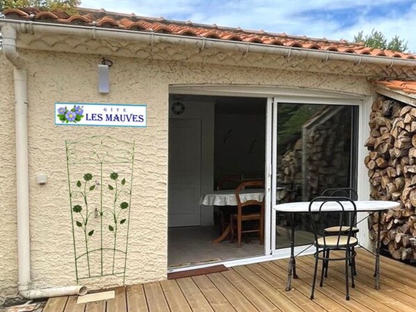 Outdoor dining - Cozy Studio with Private Terrace, Near Beach & Town Center (Saint-Jean-de-Monts)