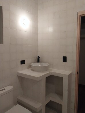 تجهيزات دش، مناشف، صابون، ورق حمّام