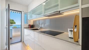 Frigorífico, microondas, horno y placa de cocina