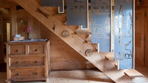 A wooden staircase with decorative panels depicting wildlife. - Sunny chalet in the High Vosges with terrace, bike and ski storage, all charges included (Thiéfosse)