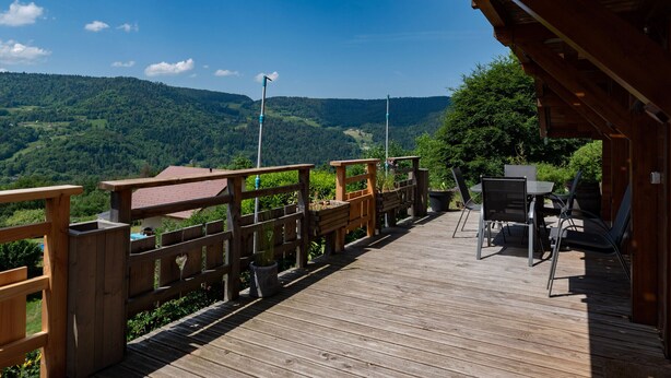 A wooden deck with a view of a mountainous landscape. - Sunny chalet in the High Vosges with terrace, bike and ski storage, all charges included (Thiéfosse)