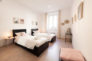 3 室のベッドルーム、デスク、WiFi、ベッドシーツ