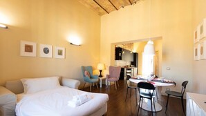 Una habitación de hotel con cama, escritorio, silla y mesa de comedor.