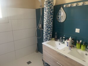 Dusche, Haartrockner, Handtücher, Seife
