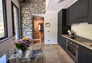 Frigorifero, forno, piano cottura, lavastoviglie