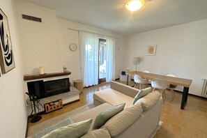 TV, fireplace - Katty House - Dizzasco Lake Como (Muronico)