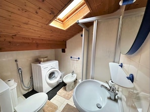 Ensemble baignoire-douche, séchoir à cheveux, bidet, serviettes fournies