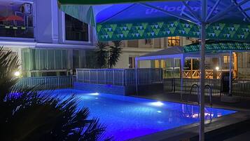 Piscina stagionale all'aperto, lettini