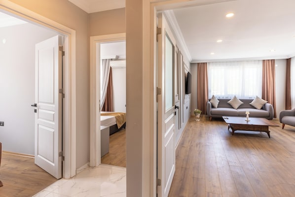 Bureau, espace de travail pour ordinateur portable, rideaux occultants