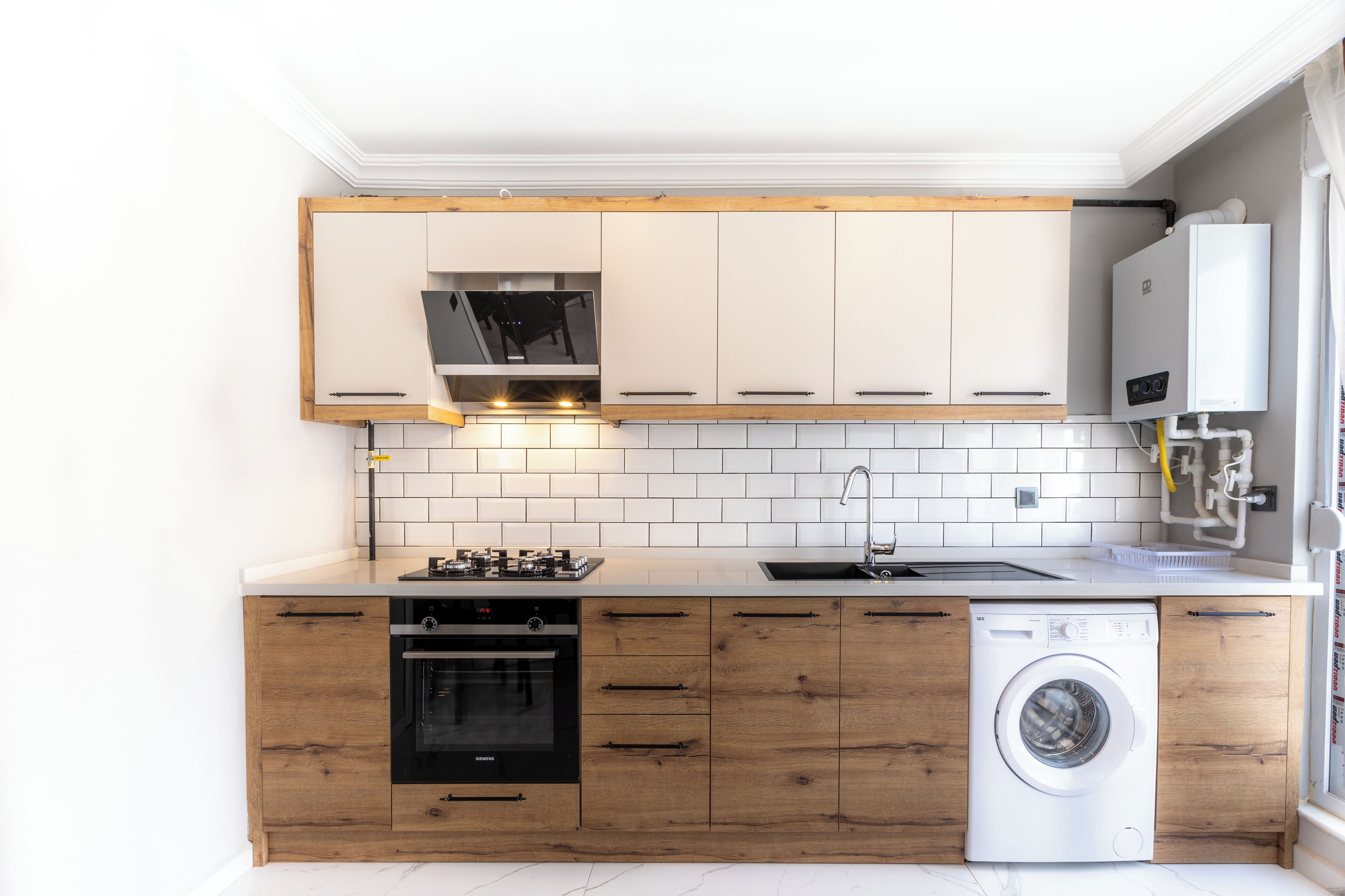 full-sized fridge, oven, stovetop, electric kettle