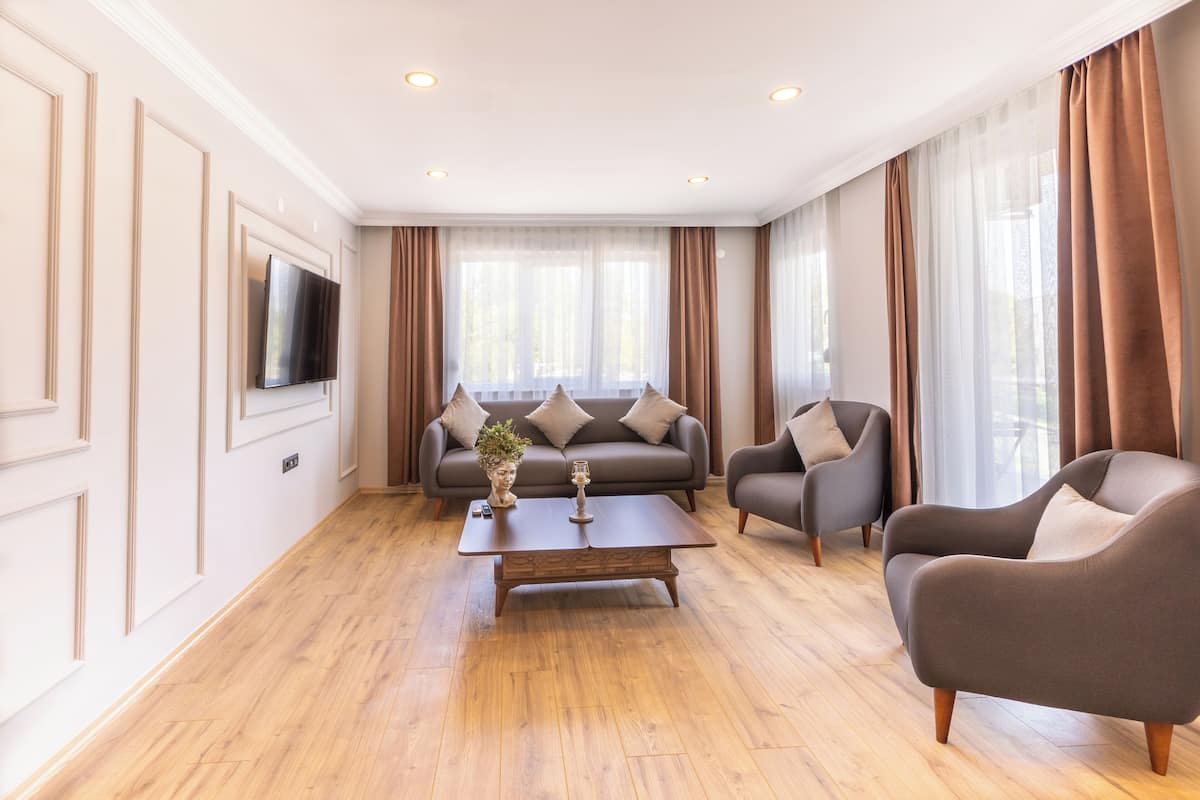 2 bedrooms, desk, laptop workspace, blackout curtains