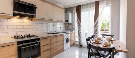 Full-sized fridge, oven, stovetop, electric kettle