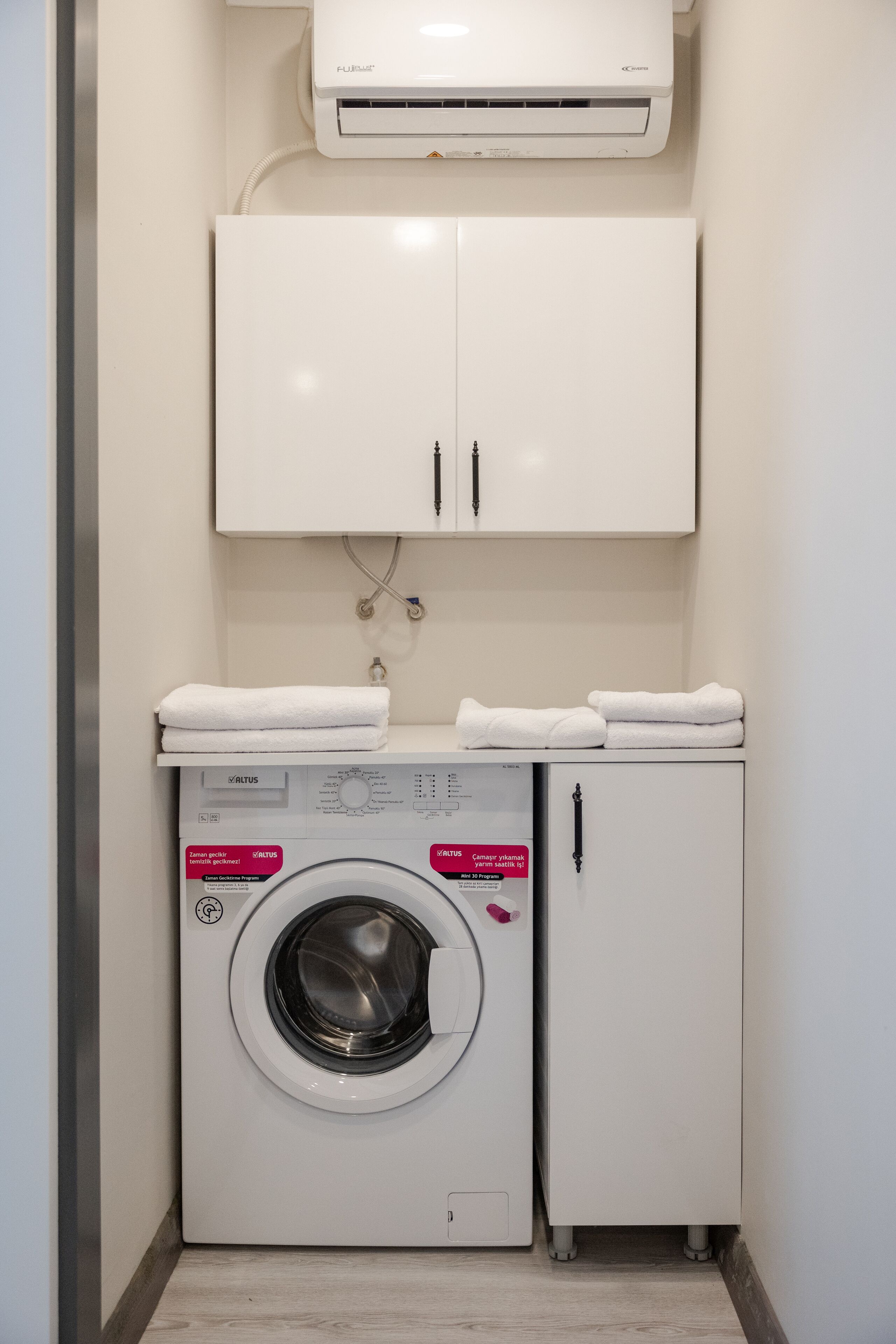 basic apartment, no windows | laundry