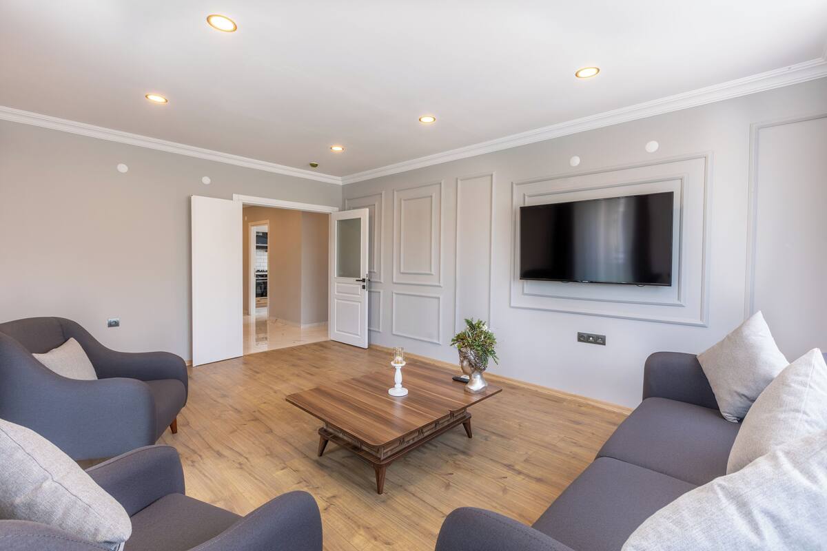 2 bedrooms, desk, laptop workspace, blackout curtains