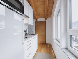 Refrigerador con freezer, microondas, placa de cocina, lavavajillas