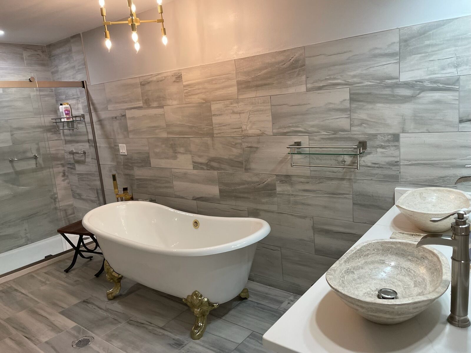 Baignoire à jets, sèche-cheveux, bidet, serviettes fournies