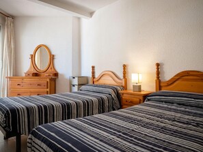 2 bedrooms, free WiFi, bed sheets, wheelchair access - Seafront Apartment in Torredembarra with Air Conditioning (Torredembarra)