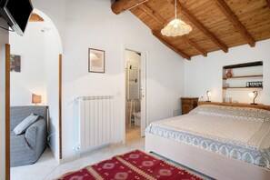 1 dormitori, planxa i posts de planxar, wifi i roba de llit 