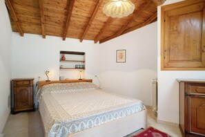 1 slaapkamer, een strijkplank/strijkijzer, wifi, beddengoed