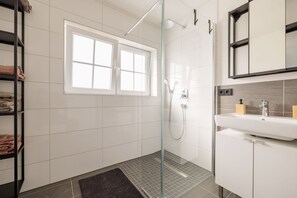 Shower, towels, soap, toilet paper - Bienenhaus 2 - Holiday apartment with a fantastic view of the old town of Monschau (Monschau)