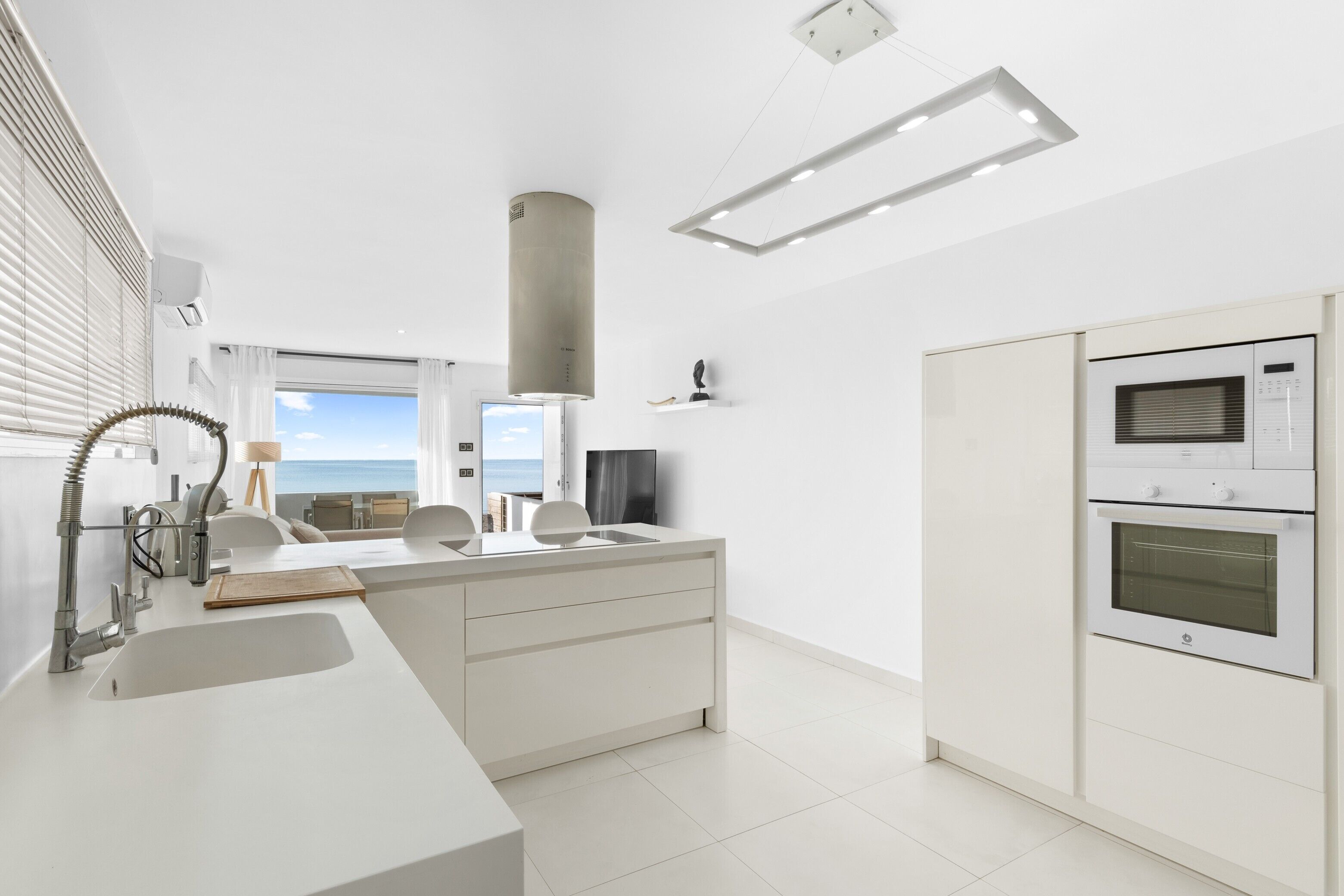 Jääkaappi, mikroaaltouuni, liesi, astianpesukone