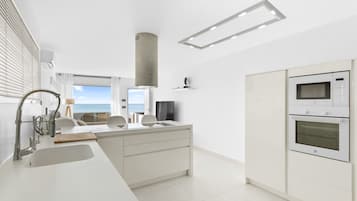 Jääkaappi, mikroaaltouuni, liesi, astianpesukone