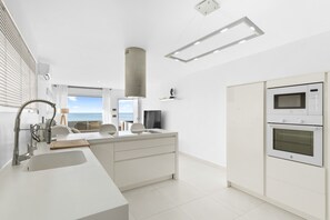 Een koelkast, een magnetron, een kookplaat, een vaatwasser