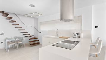 Jääkaappi, mikroaaltouuni, liesi, astianpesukone