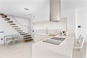 Een koelkast, een magnetron, een kookplaat, een vaatwasser