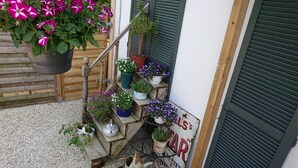 A wooden staircase with potted plants and a sign reading "CAR'S". - Le Black Dog Pub Bedroom  5 (Saint-Aignan)