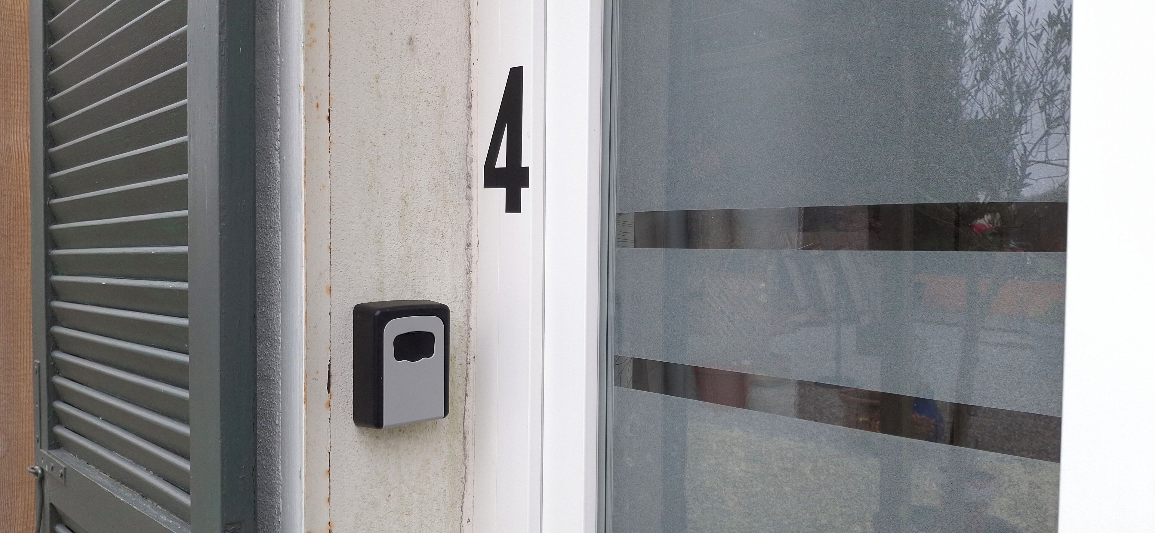 Une porte portant le numéro « 4 » et munie d’une sonnette.